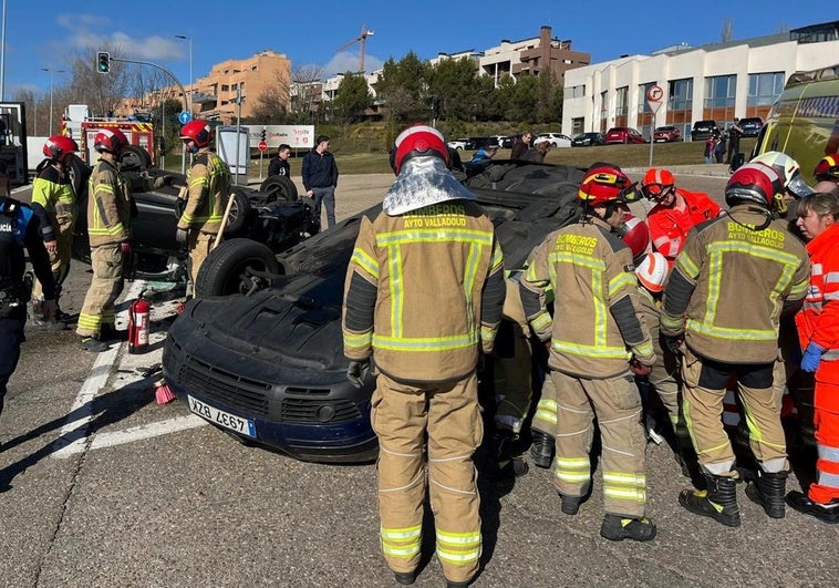 Sanitarios y bomberos asisten a los ocupantes de uno de los dos vehículos volcados.