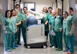 Integrantes del equipo de profesionales del Clínico de Valladolid que opera cadera y rodilla con el robot Mako.