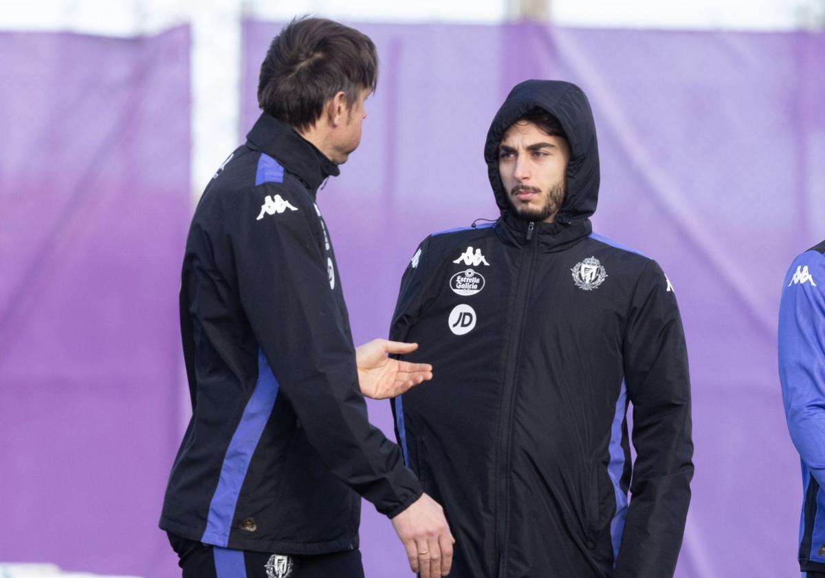 Raúl Moro, con el brazo en cabestrillo, durante el entrenamiento del pasado lunes en los Anexos.