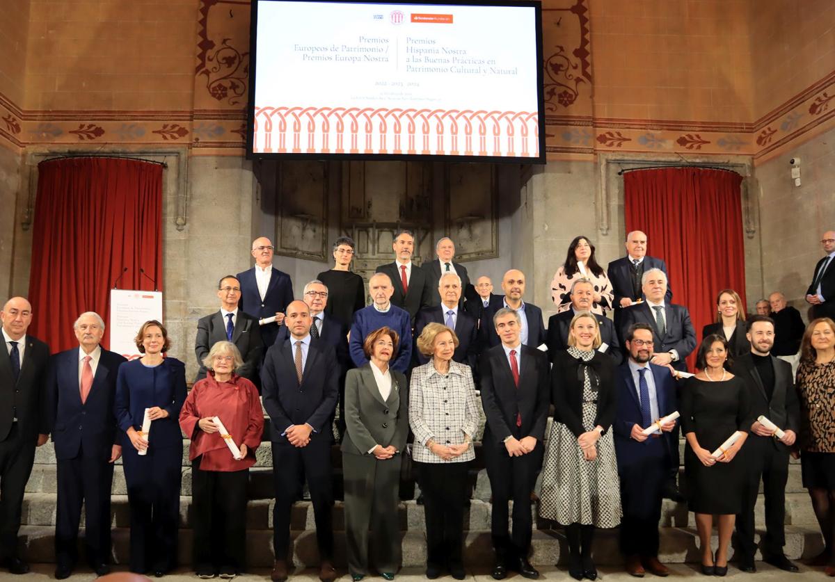 La reina Sofía, junto a los premiados y las autoridades.