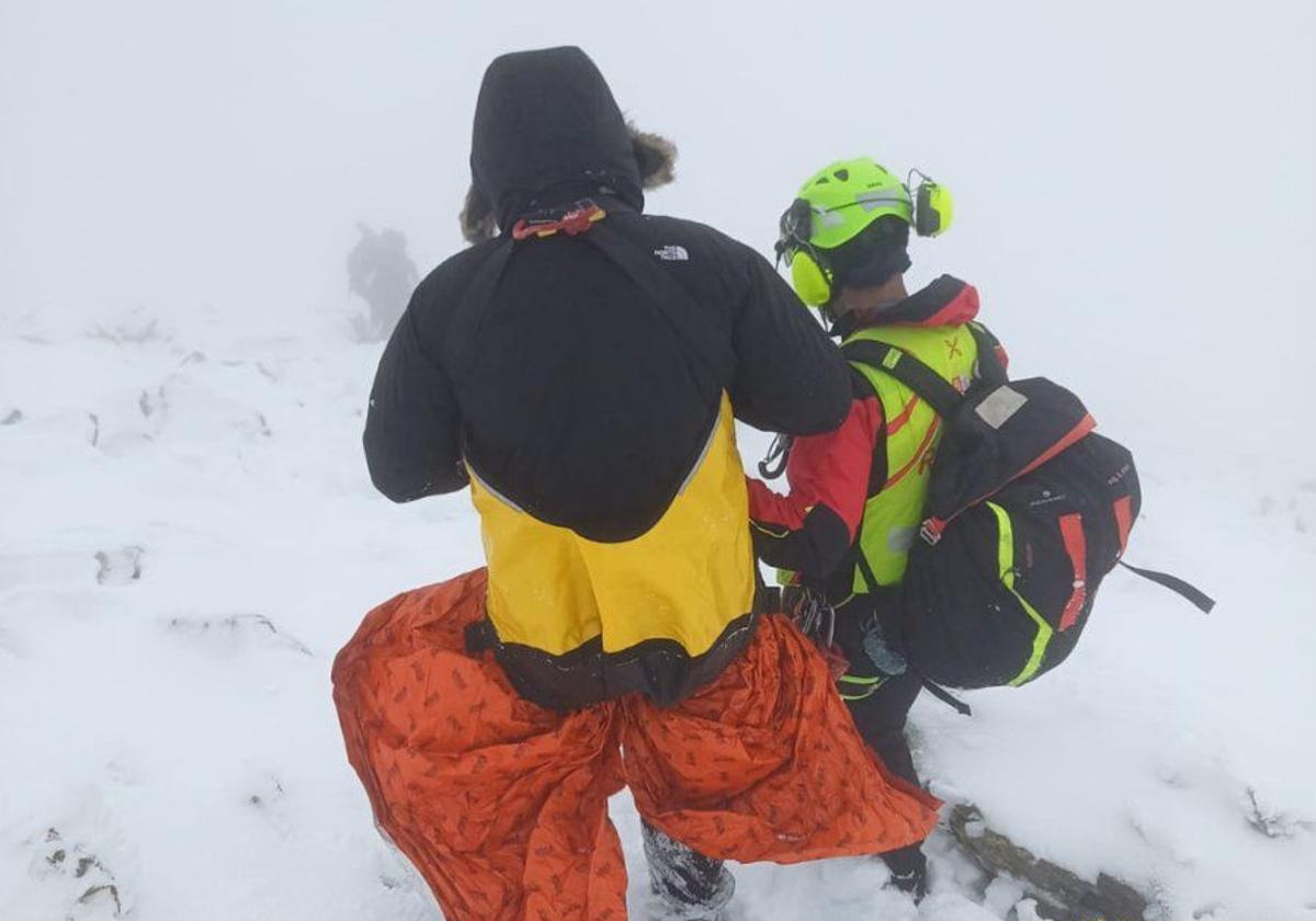 Un momento del rescate al joven montañero herido.