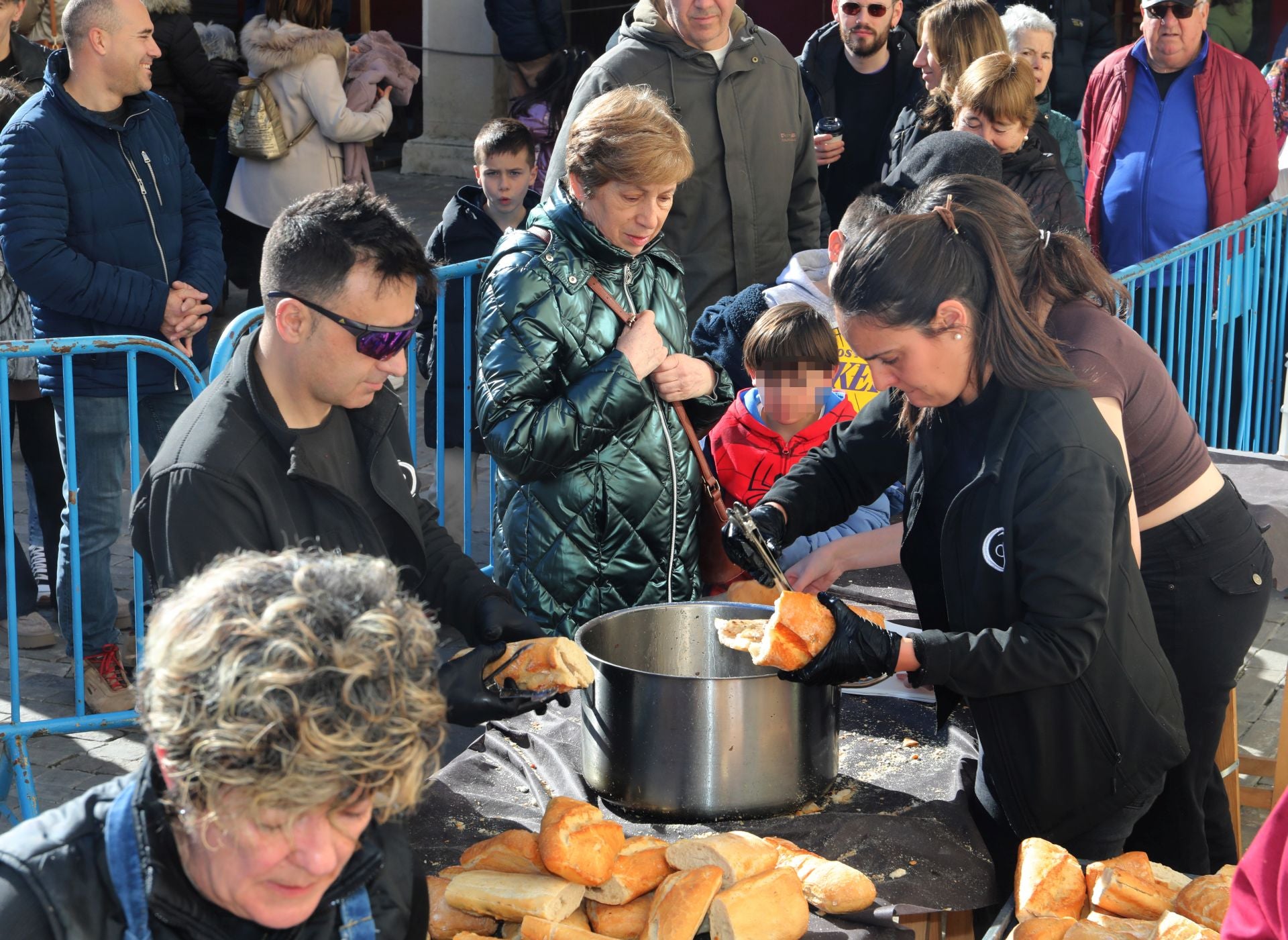 Mil bocadillos de panceta se reparten en la Plaza Mayor de Palencia