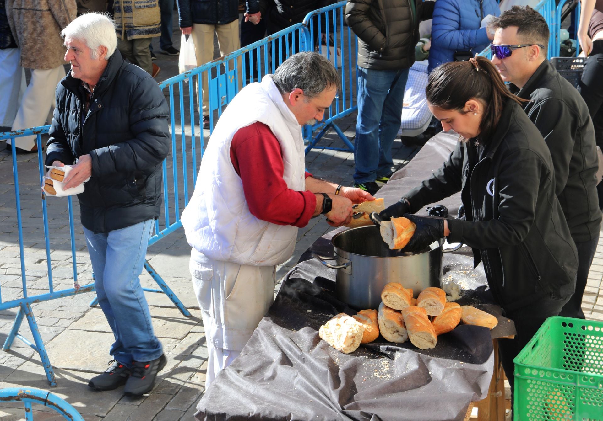 Mil bocadillos de panceta se reparten en la Plaza Mayor de Palencia