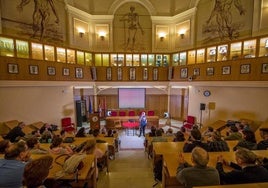 Público durante una actuación en la pasada edición del festival de magia en el anfiteatro López Prieto.