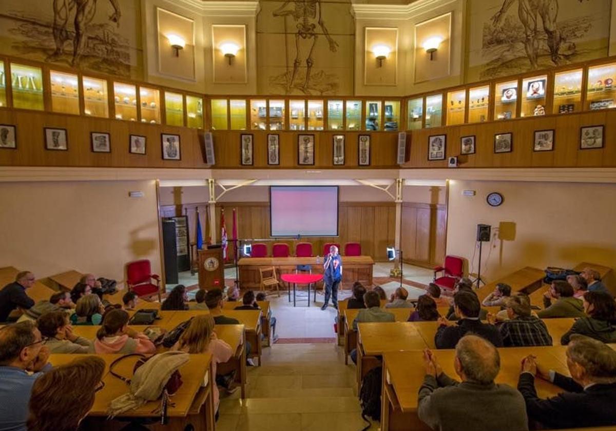 Público durante una actuación en la pasada edición del festival de magia en el anfiteatro López Prieto.