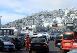 Coches en el aparcamiento de Navacerrada el pasado diciembre.