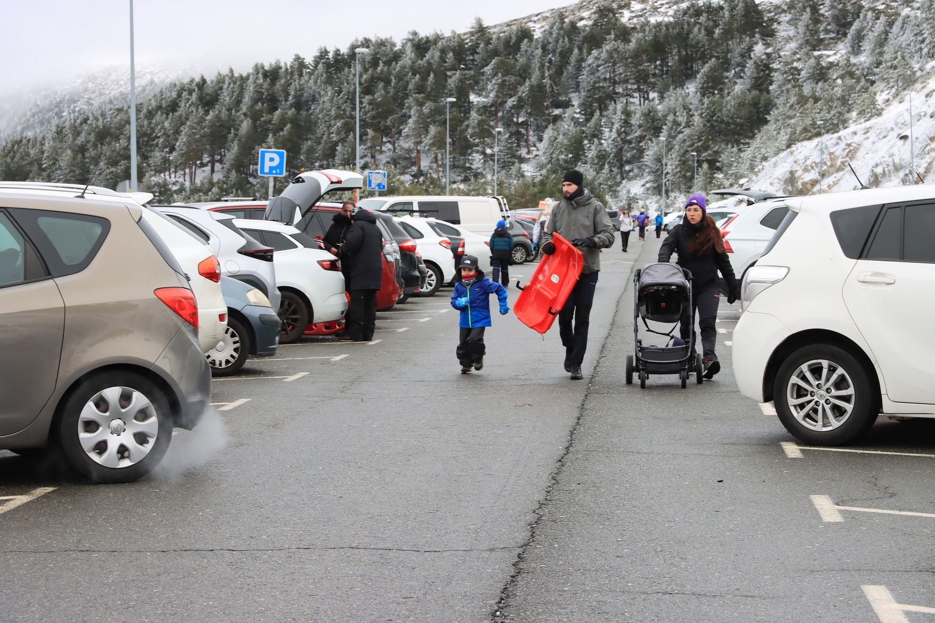 Cortes en Navacerrada por la avalancha de visitantes