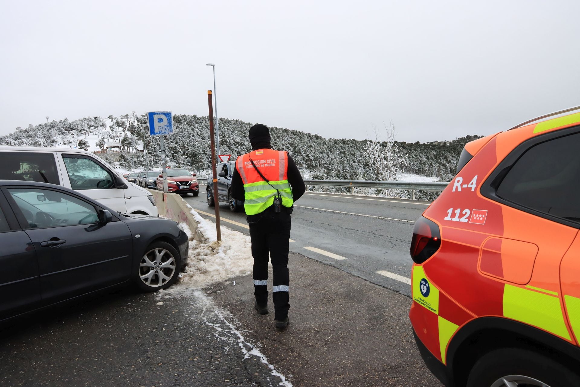 Cortes en Navacerrada por la avalancha de visitantes