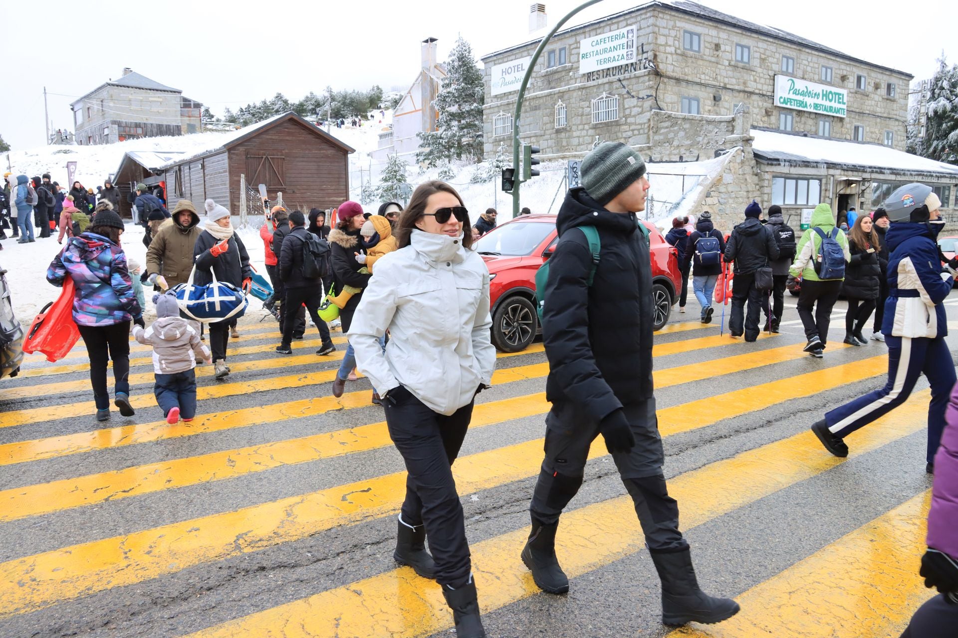 Cortes en Navacerrada por la avalancha de visitantes