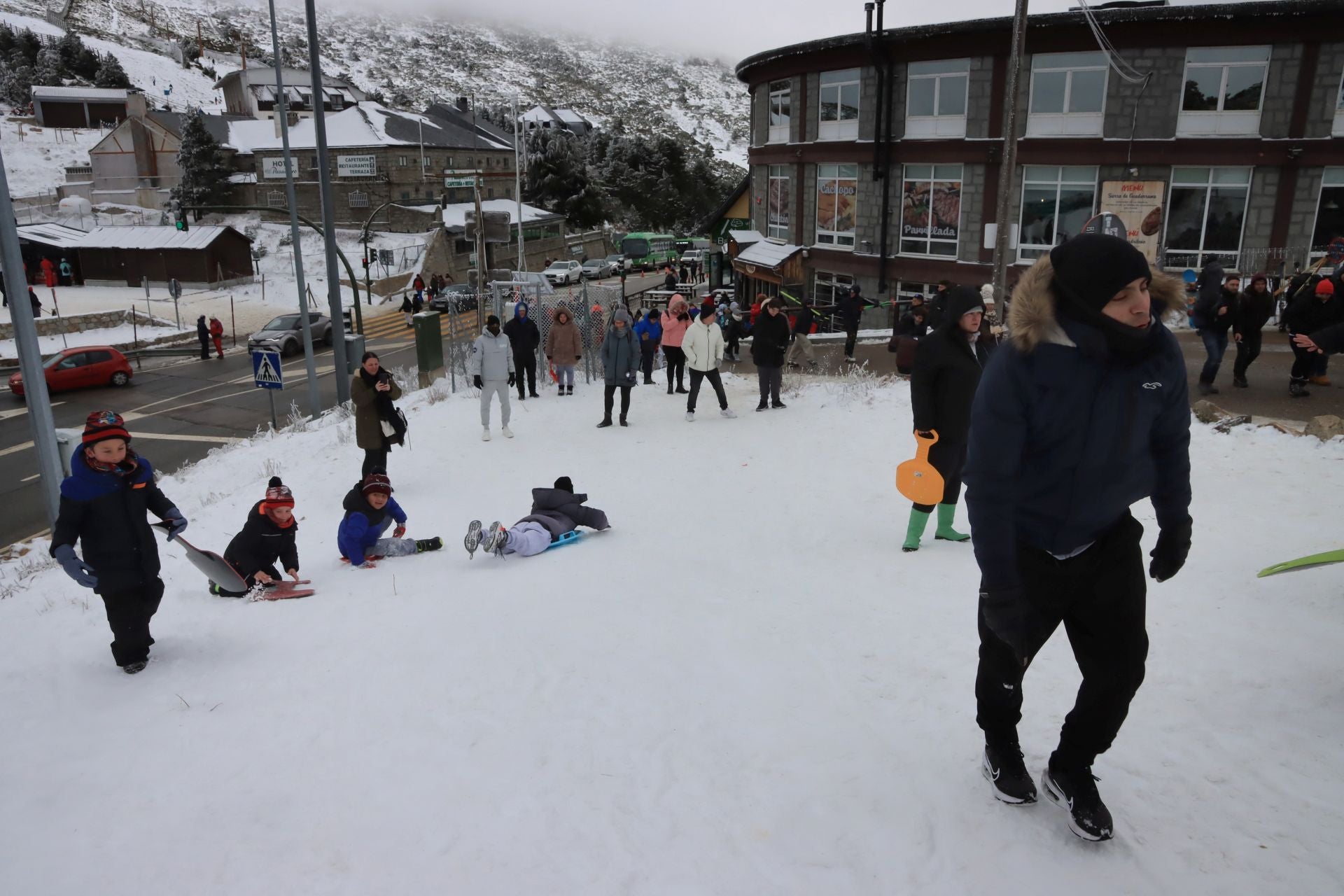 Cortes en Navacerrada por la avalancha de visitantes