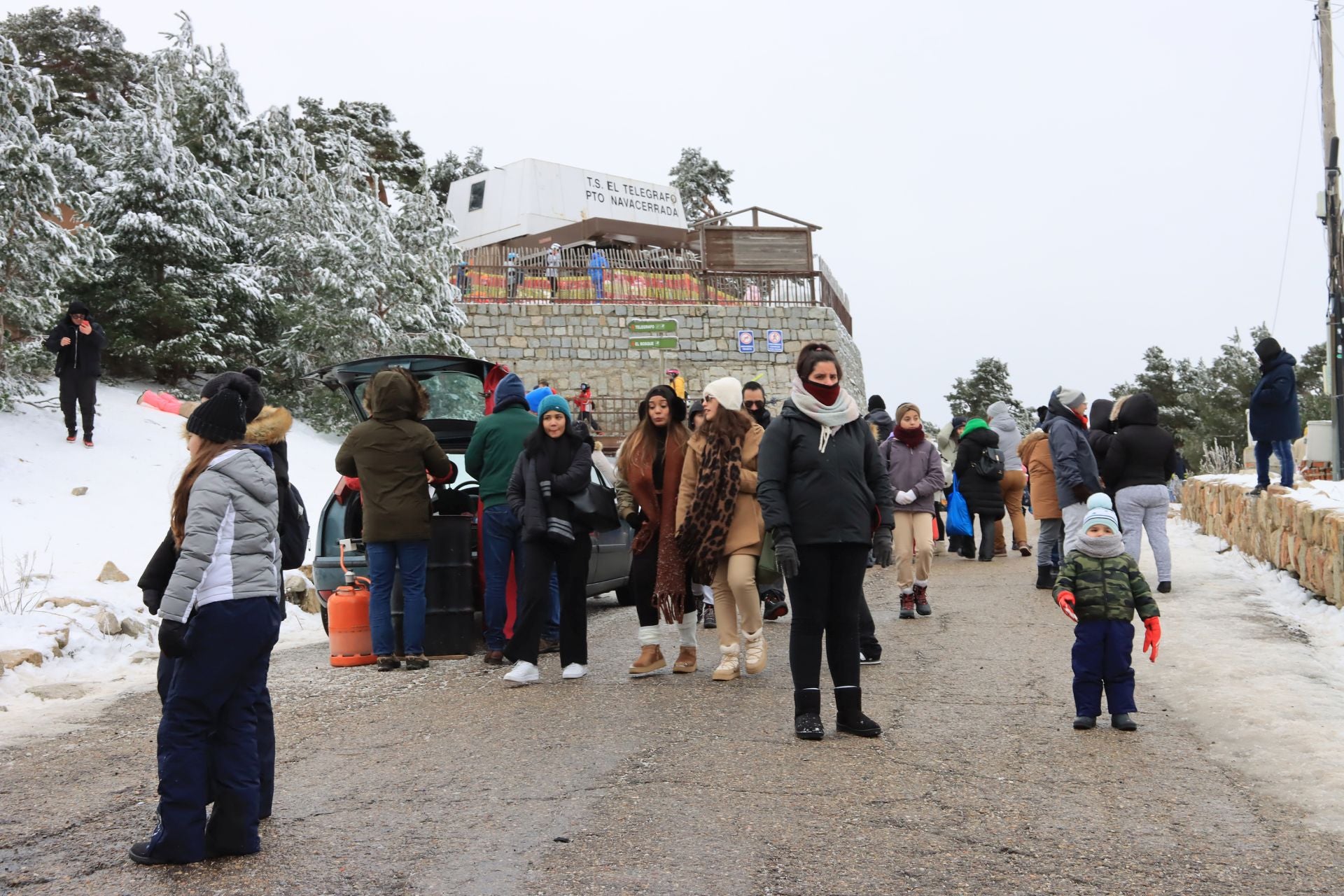 Cortes en Navacerrada por la avalancha de visitantes