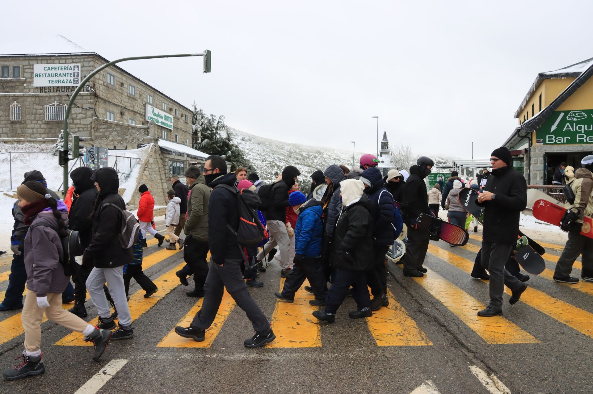 Cortes en Navacerrada por la avalancha de visitantes