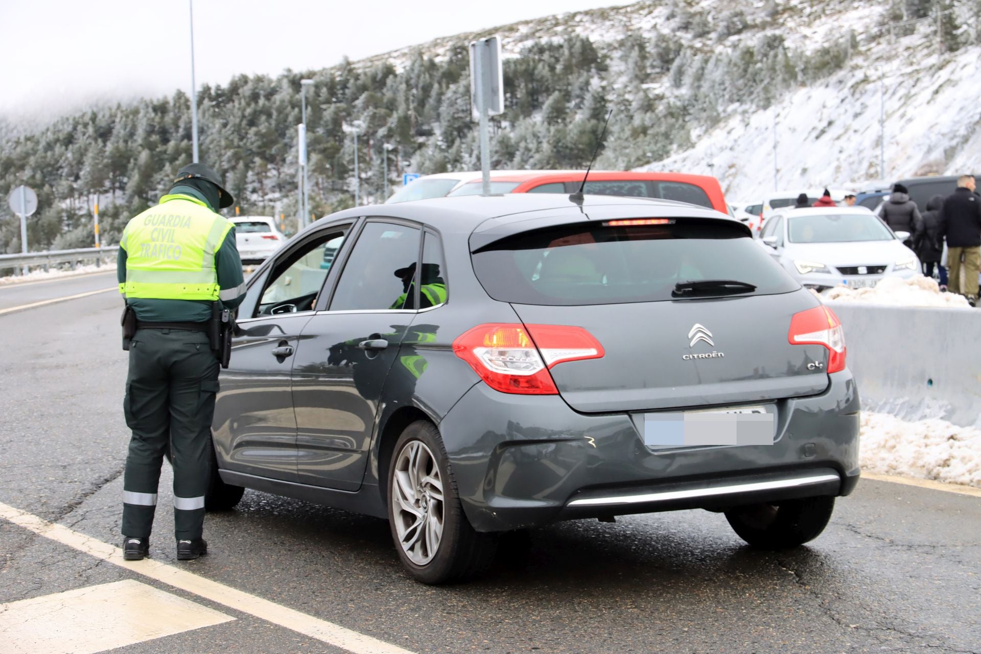 Cortes en Navacerrada por la avalancha de visitantes