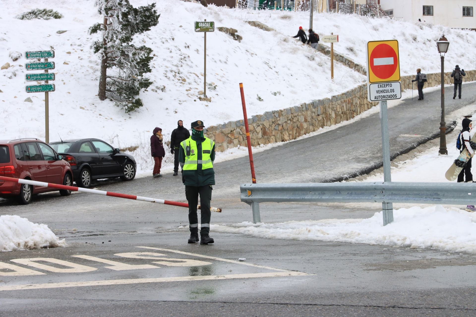 Cortes en Navacerrada por la avalancha de visitantes