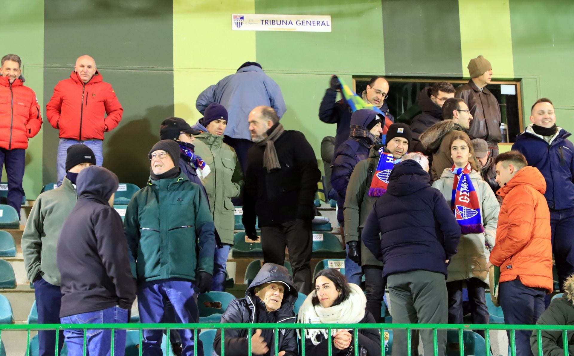 Búscate en las gradas de La Albuera durante el Segoviana vs Tarazona