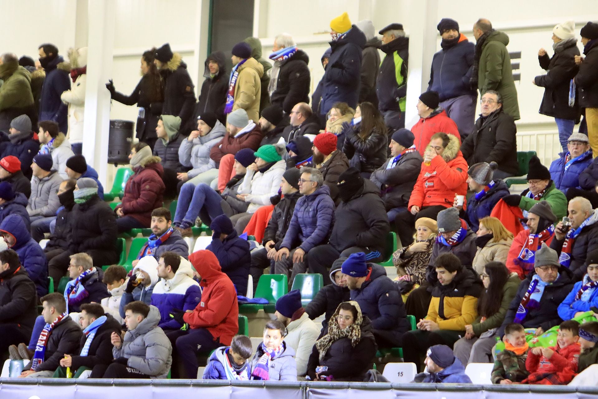 Búscate en las gradas de La Albuera durante el Segoviana vs Tarazona