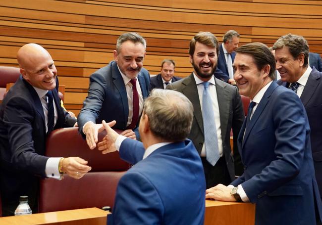 Los tres integrantes de la dirección del grupo parlamentario de Vox (Menéndez, Hierro y García-Gallardo), saludan a consejeros del PP en septiembre pasado.