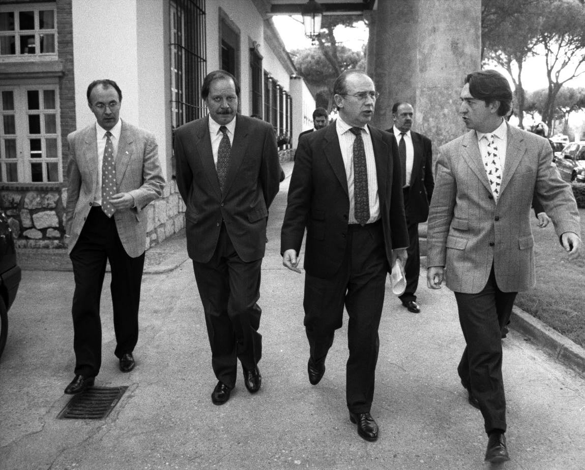 De izquierda a derecha, Rodrigo Ruiz Medrano, Isaías García Monje y Rodrigo Rato en el Encuentro Hispano Alemán de Periodistas en torno a la construcción europea en el marco de la moneda única que se celebró en Tordesillas el 25 de abril de 1997. 