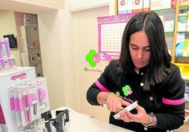 Atención a un vecino en la farmacia de Magaz de Pisuerga.