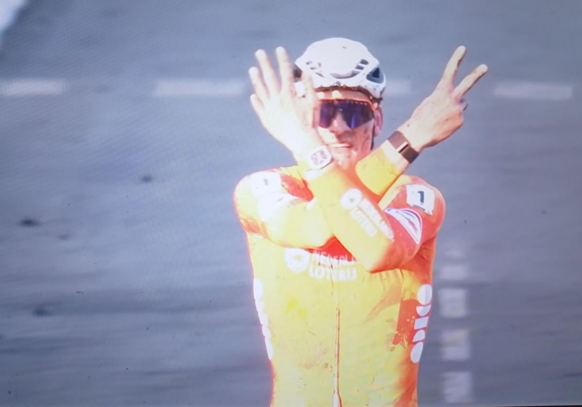 Van der Poel celebra su séptimo mundial en la meta de Liévin.