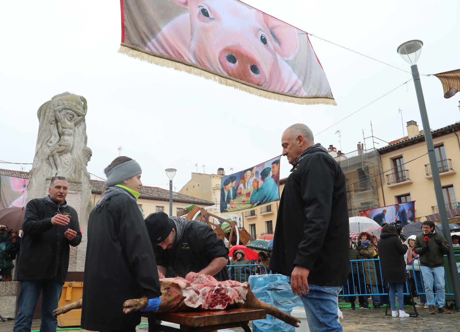 Una clase de labores del despiece del cerdo en la Plaza Mayor