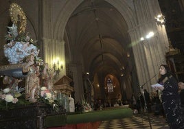 La alcaldesa de Palencia mira a la Virgen y le dirige su ofrenda.