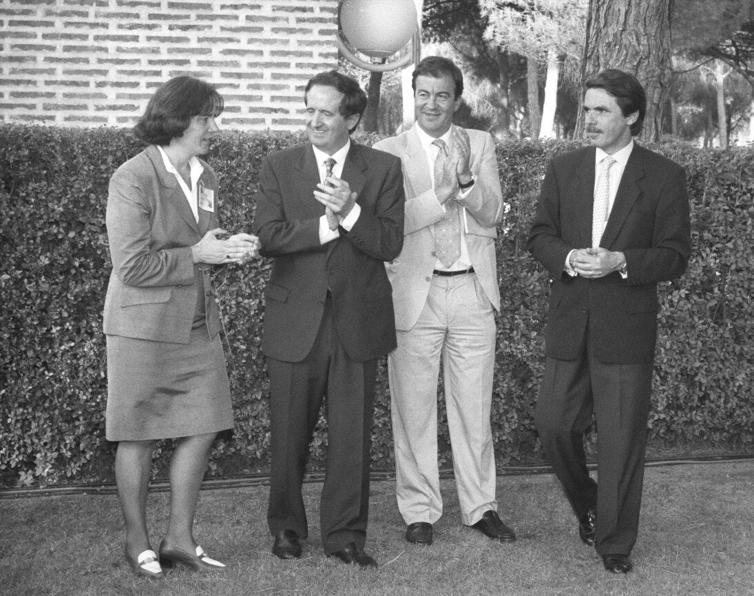Loyola de Palacio, Juan José Lucas, Francisco Álvarez Cascos y José María Aznar en el Décimo aniversario del Gobierno del PP en Castilla y León que se celebró en Tordesillas. 30 de julio de 1997.