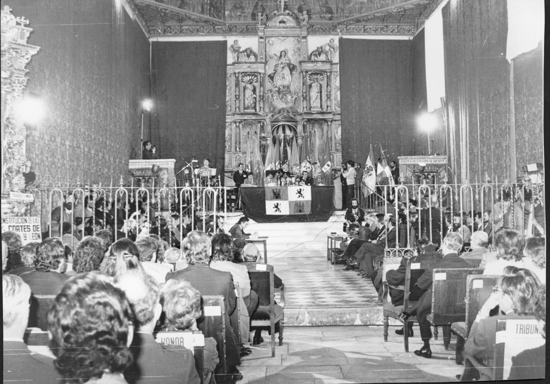 Primera sesión de las Cortes de Castilla y León en la iglesia del Real Monasterio de Santa Clara de Tordesillas. 21 de mayo de 1983.