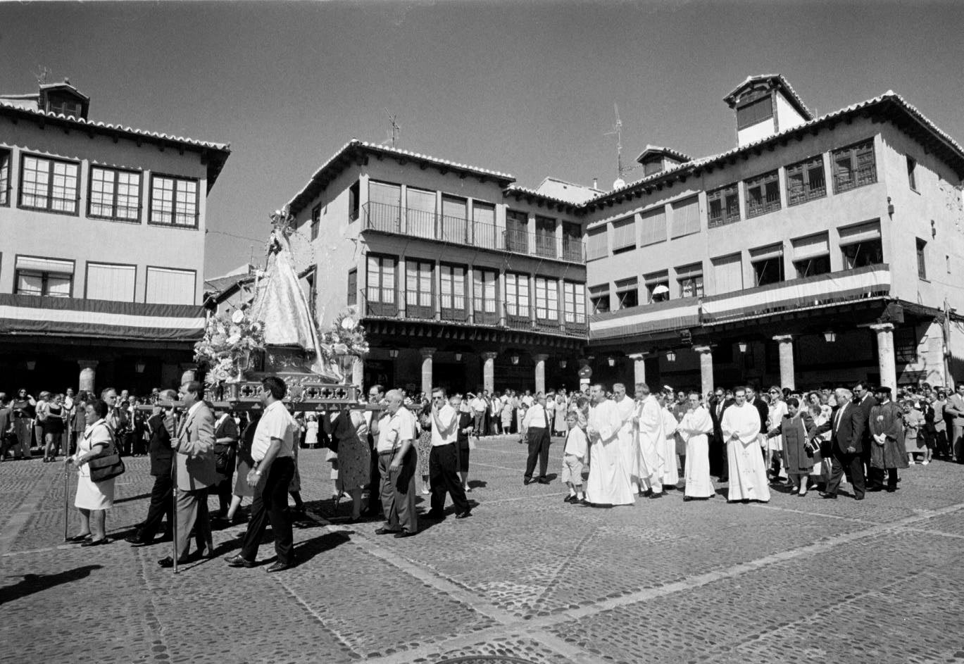 Procesión en honor a Nuestra Señora la Virgen de la Guía en Tordesillas. 8 de septiembre de 1999.