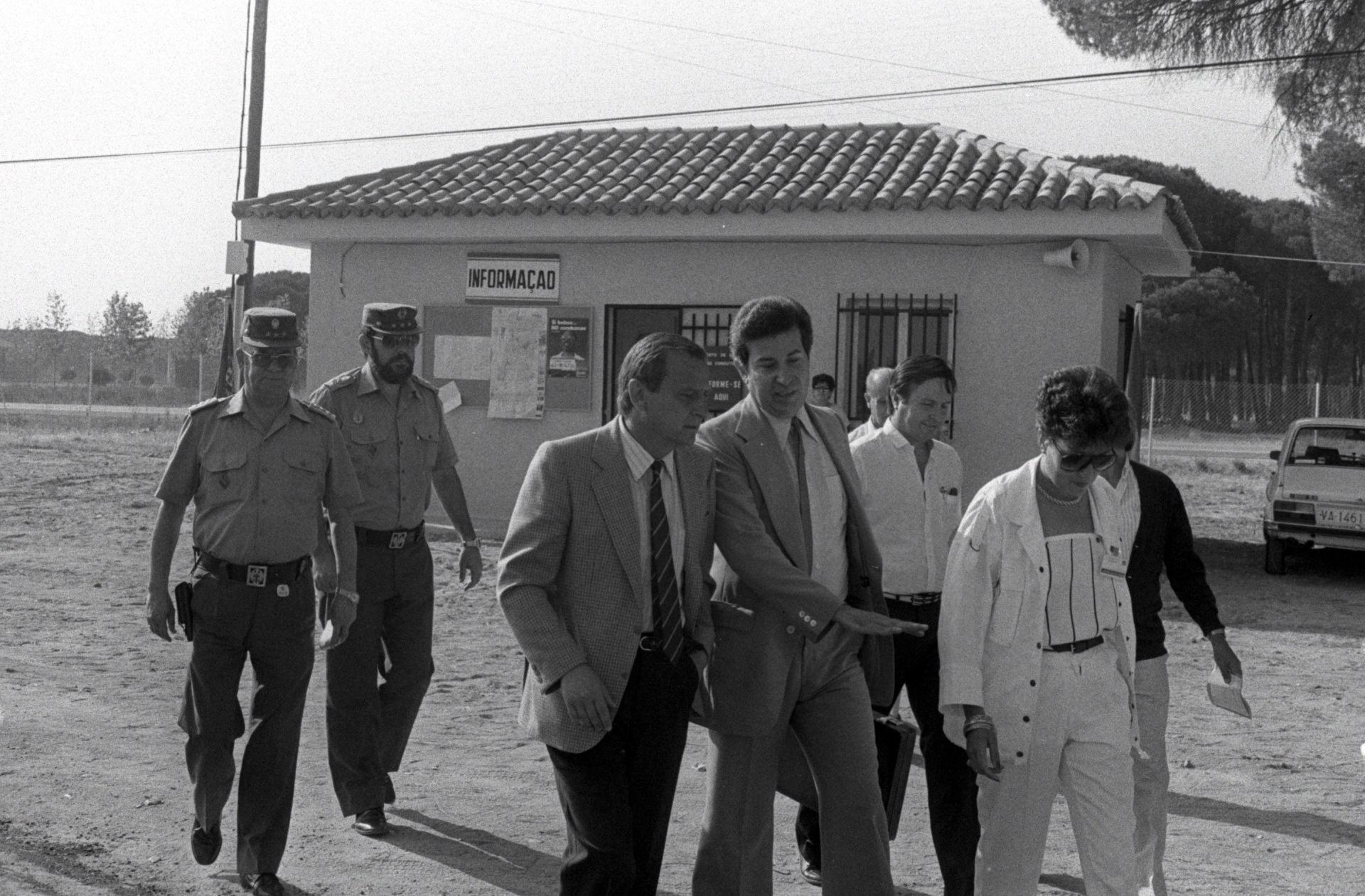 El gobernador civil, Juan Eugenio Picón, y el jefe provincial de Tráfico, Manuel Cardona, durante la visita al área de descanso de Tordesillas. 15 de julio de 1985.