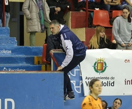 Salva Puig se sube a la grada tras ser expulsado en el minuto 41 de partido.