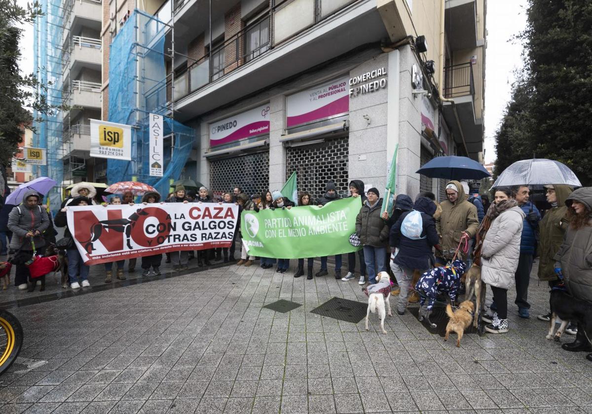 Algunos de los asistentes a la manifestación convocada por la plataforma No a la Caza.
