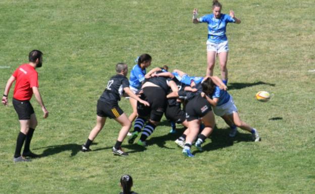 Formación de melé en una acción del partido.