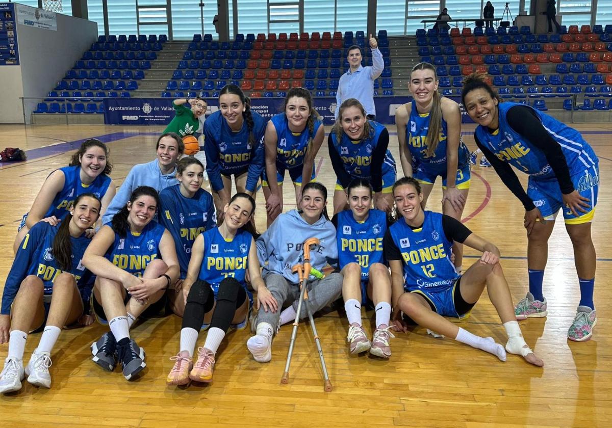 Las jugadoras de Ponce celebran la victoria a pie de pista.