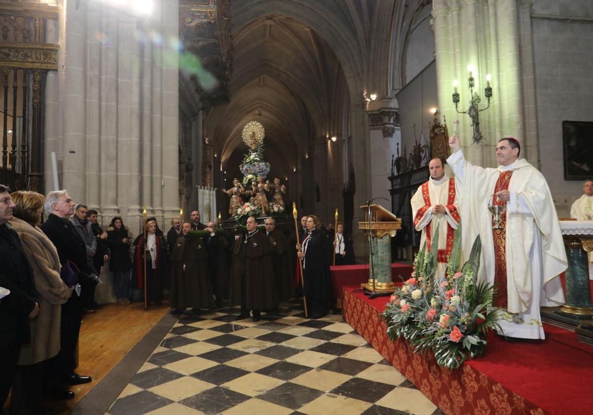 El obispo de Palencia, Mikel Garciandía, bendice las candelas al inicio de la procesión por la Catedral.