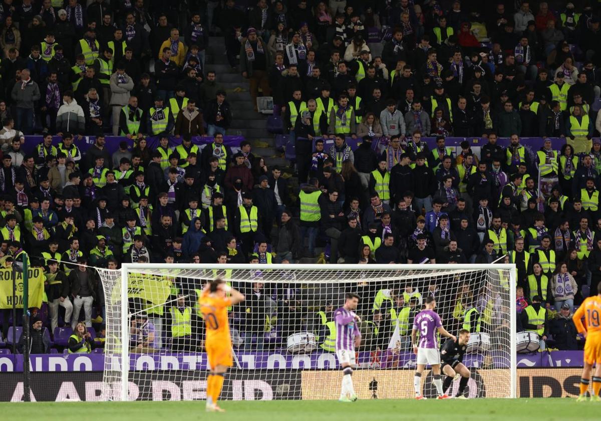 Aficionados con chalecos amarillos como señal de protesta en las gradas de Zorrilla durante el Real Valladolid-Real Madrid.