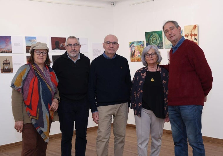 Puri Sobrino, Luis Álvarez, José Luis Crespo, Obdulia Bustos y Eugenio Cid, integrantes de la asociación Sinestigma, en la sala de exposiciones del centro cívico José Luis Mosquera.