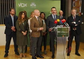 Miguel Suárez, Susana Suárez, Rebeca Arroyo, Luisa Calvo, Carlos Menéndez, Fátima Pinacho, David Hierro, José Antonio Palomo, Iñaki Sicilia y Carlos Pollán, durante la primera rueda de prensa de la etapa post-Gallardo.