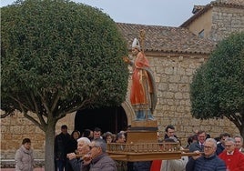 El santo patrón fue portado a hombros desde la iglesia