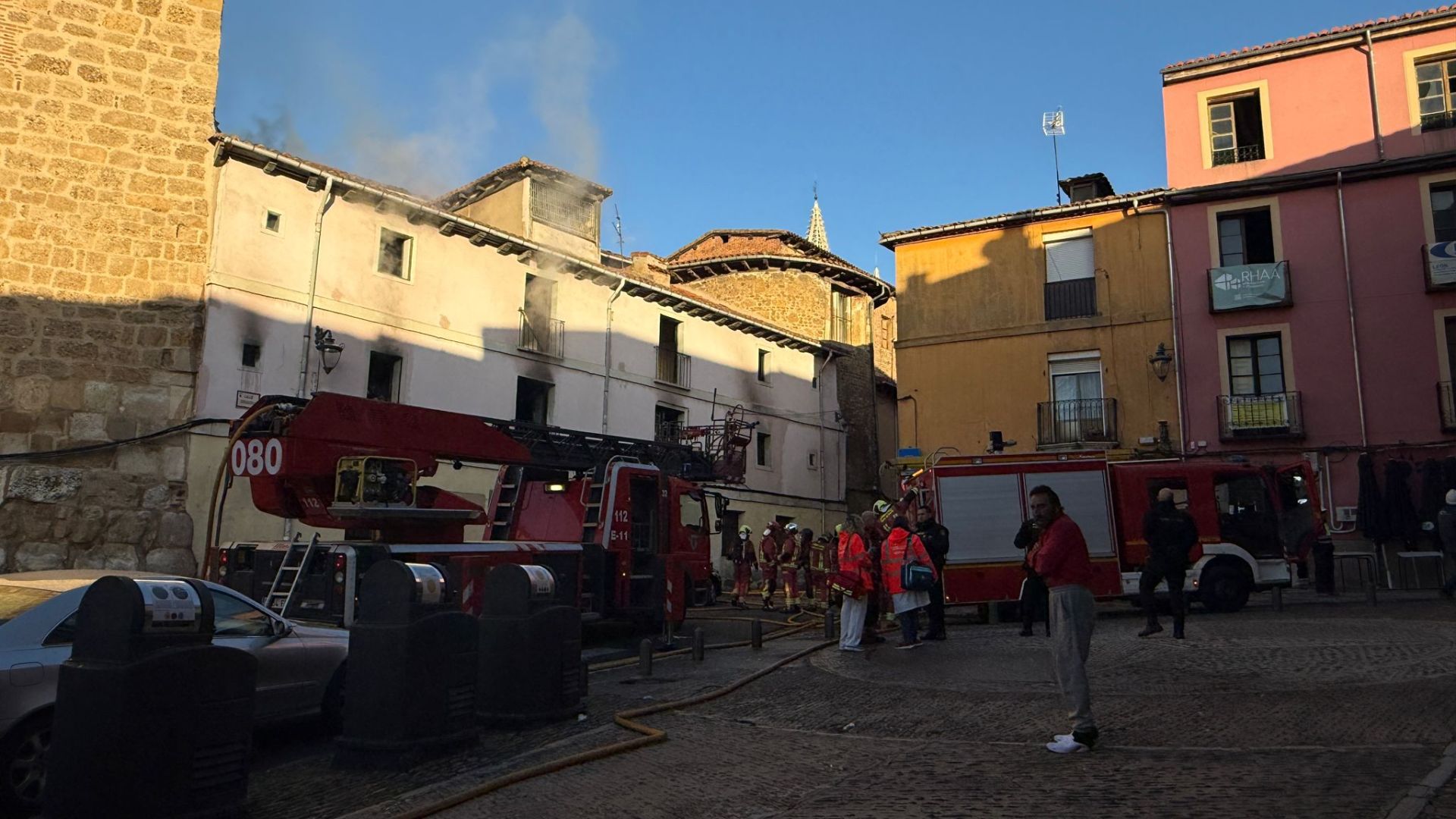 El incendio de la casa okupa de León en imágenes