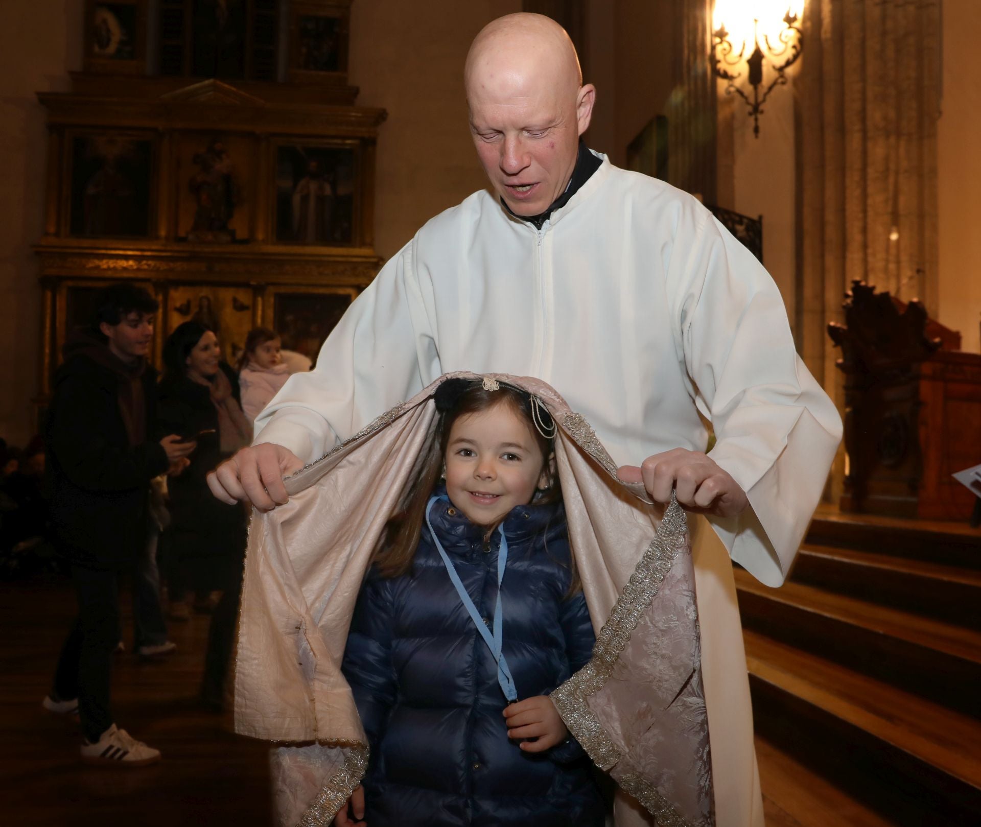 Bebés bajo el manto de la patrona