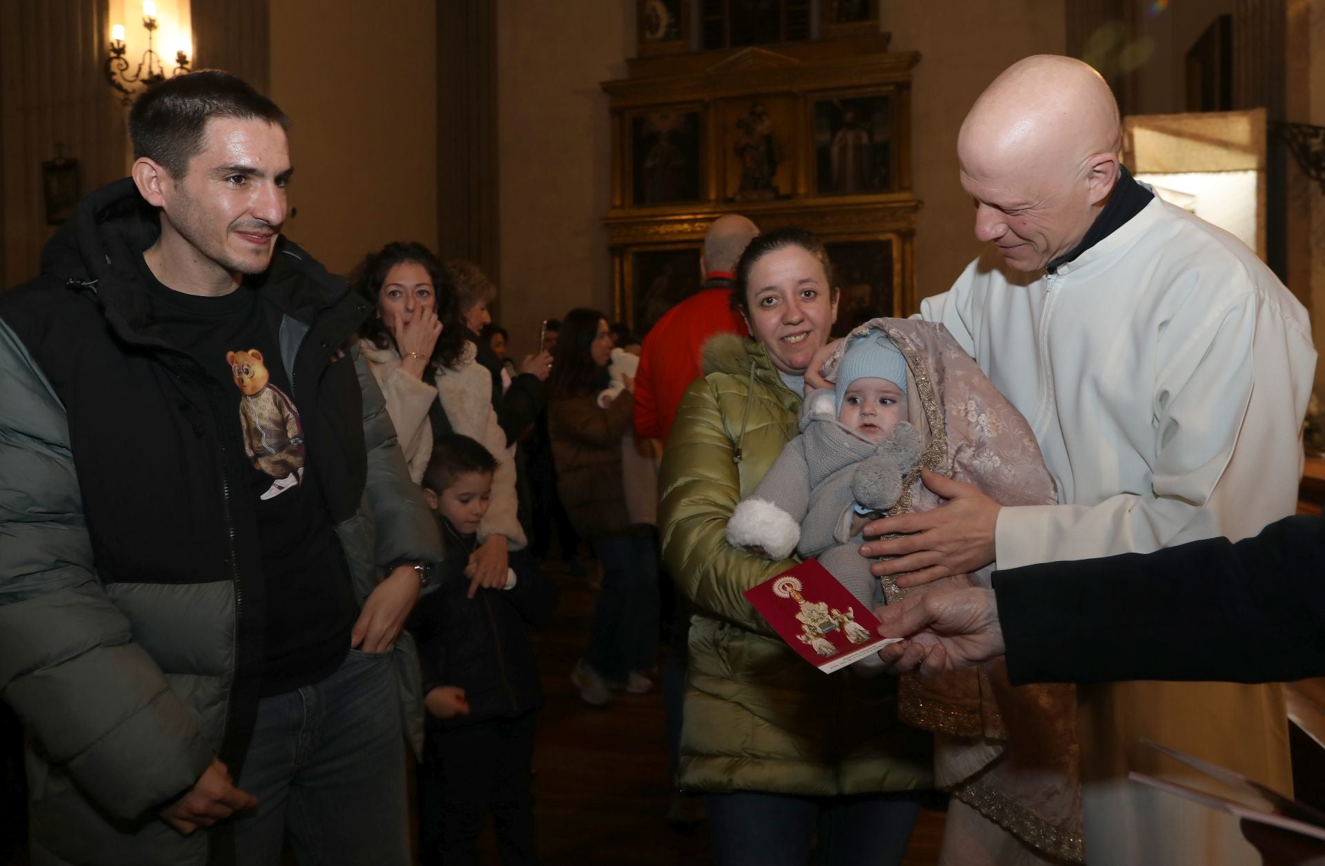 Bebés bajo el manto de la patrona