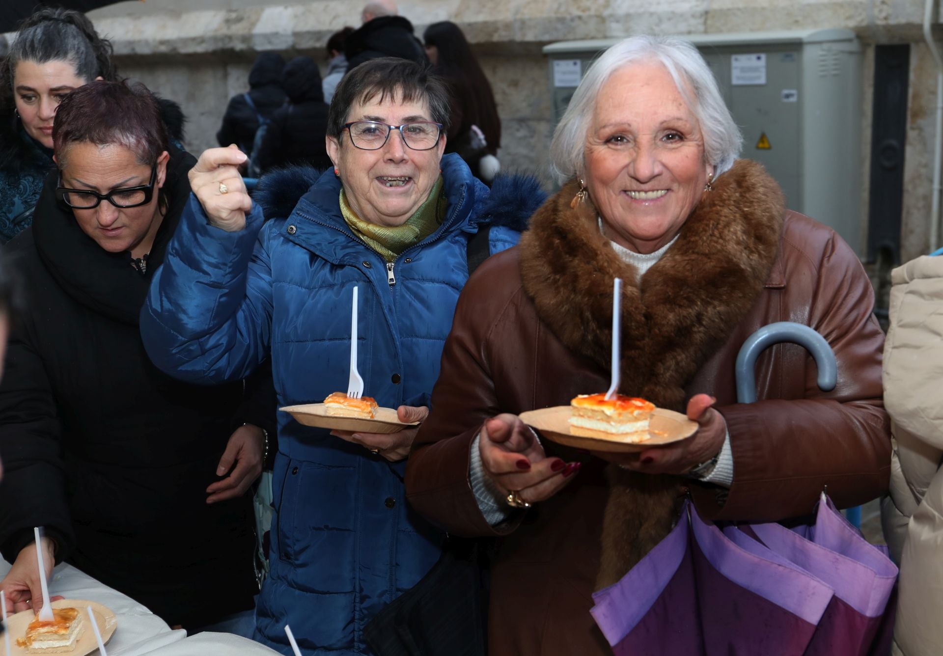 El postre de las Candelas se reparte en la Plaza Mayor