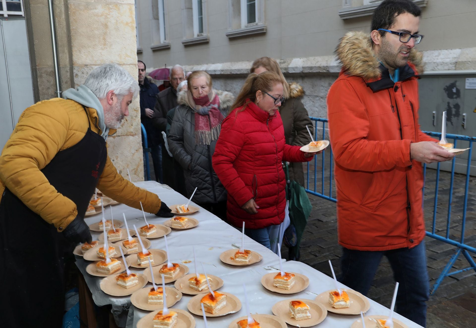 El postre de las Candelas se reparte en la Plaza Mayor