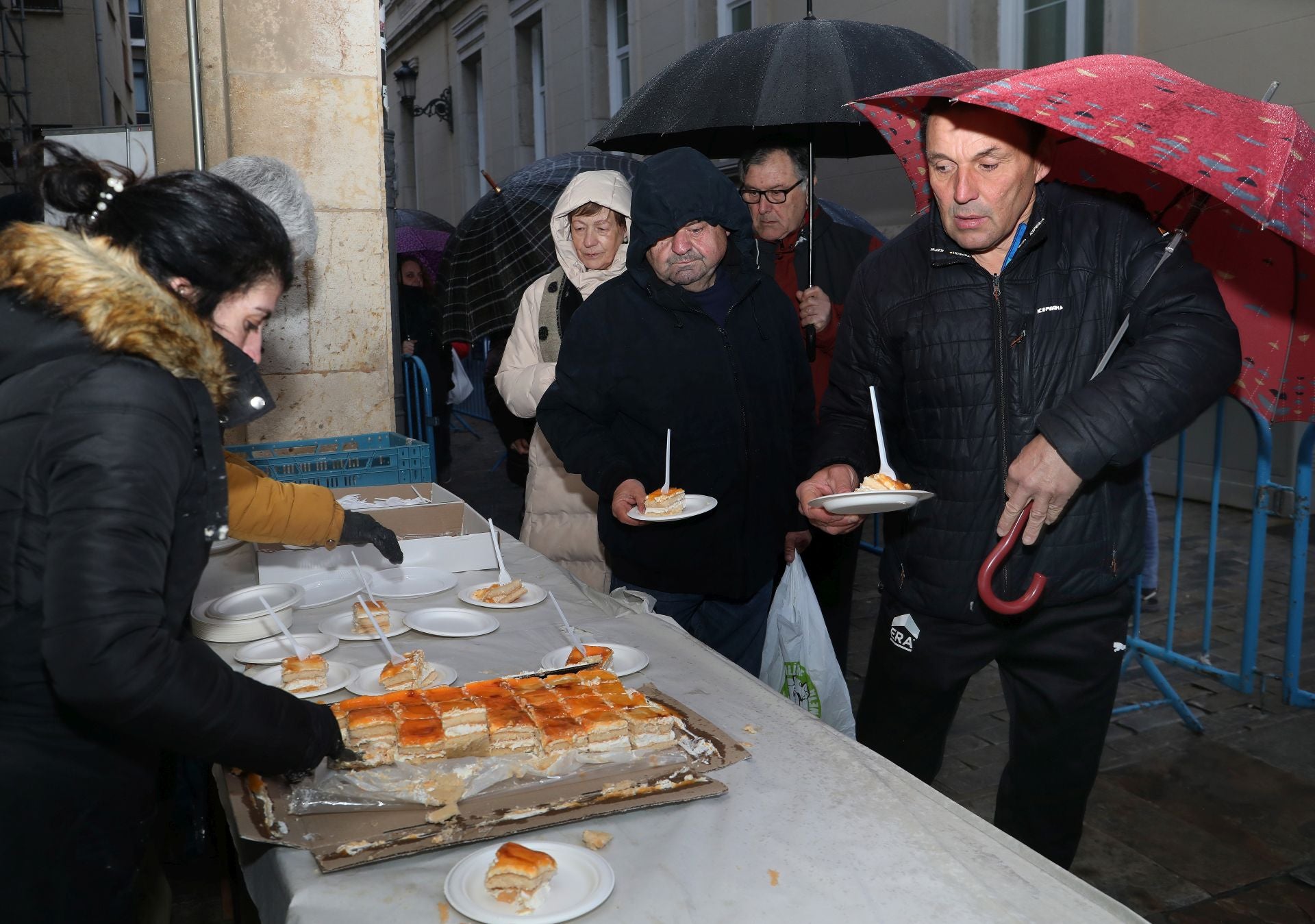 El postre de las Candelas se reparte en la Plaza Mayor