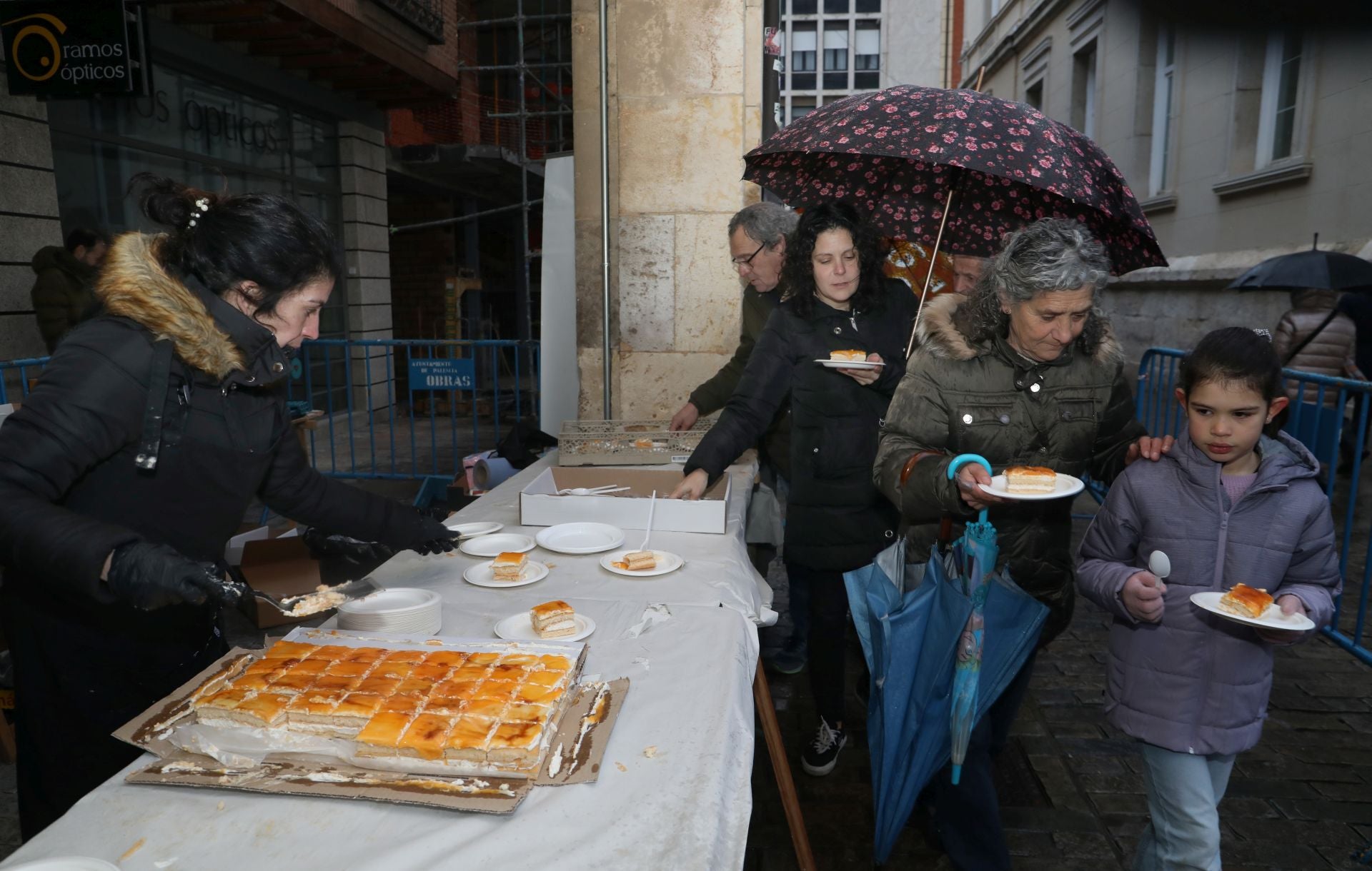 El postre de las Candelas se reparte en la Plaza Mayor