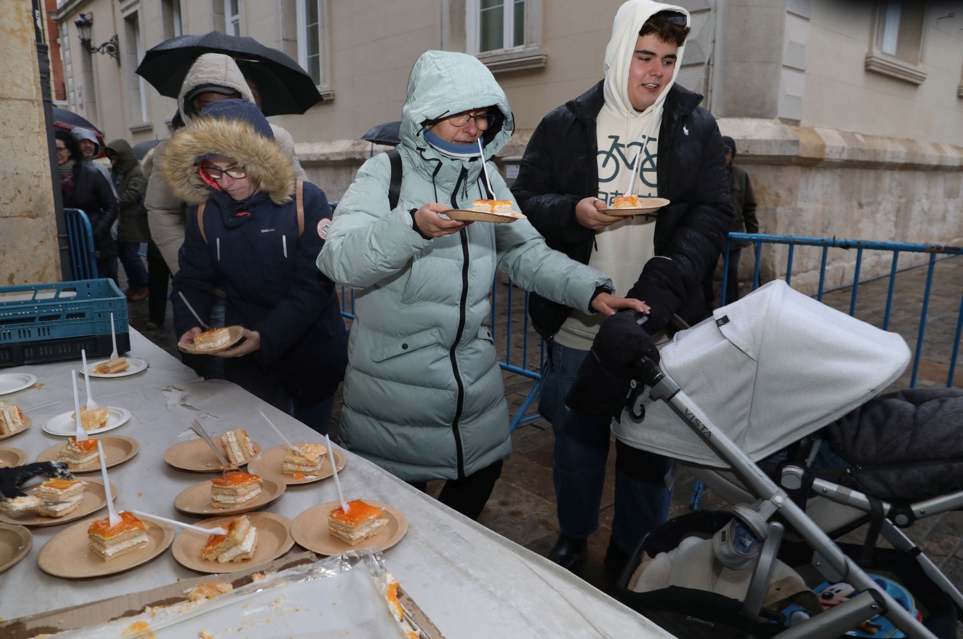 El postre de las Candelas se reparte en la Plaza Mayor