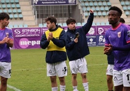 Varios jugadores del Palencia CF saludan al público el pasado 26 de enero, tras el partido ante el Tordesillas.