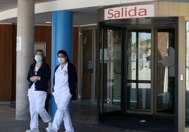 Dos profesionales sanitarias salen del Hospital General de Segovia.