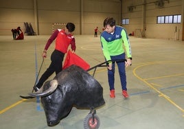 Doyague, a la derecha, instruye a un alumno de la Escuela Taurina de Palencia.